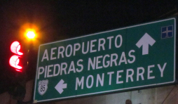 Dejan a 9 cadáveres colgados de puente en México