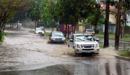 Lluvia no dejó disfrutar a bañistas; alerta en cinco departamentos