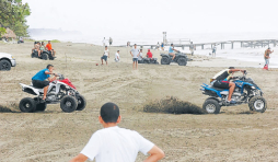Asoma el sol y bañistas llenan playas y balnearios de Honduras