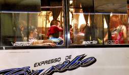 Hasta calcetines les roban en buses