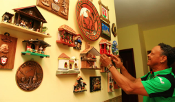 Maní Suazo: de pobre solterón a afamado masajista