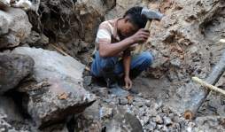 Sobreviven de los residuos del oro