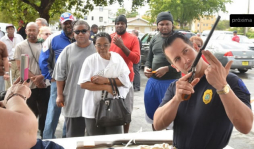 Intercambian armas por tarjetas de descuento