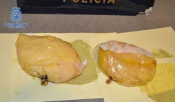 Detienen a mujer con cocaína en prótesis mamarias