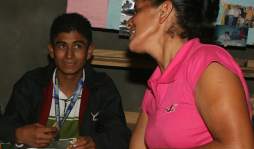 Jesús Vásquez, maestro del año en Honduras viaja 5 horas a caballo