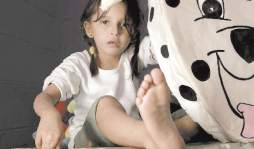 Niña vive en la oscuridad por una extraña enfermedad