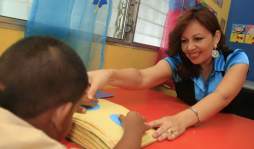 Claudia Tovar: 'Sin haberme visto me dicen: profesora linda”