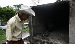 Victoriano Bueso duerme entre muertos 'con un ojo abierto”