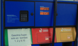 Gasolina llega a L100 en Honduras; ahora la venderán por litros