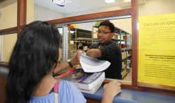 Hondureño perdió ambas manos, pero no el talento de pintor