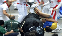 Vea las impresionantes fotos de una cornada en encierro de San Fermín