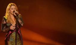 Kelly Clarkson, 'cursi” enamorada