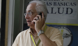 'Madrugo a ver el microscopio y mi esposa, a caminar”