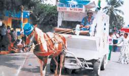 Richard Rodríguez con su 'caballo publicista” enfrenta la adversidad