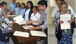 A los 100 años cumple su sueño de graduarse de primaria