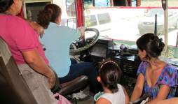 Elsa Valenzuela cambia silla de oficina por asiento de bus