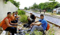 Hondureños esperan reestablecimiento del tren en Veracruz