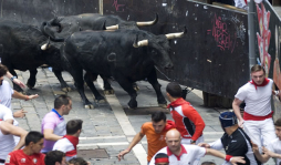Un tapón humano en el encierro de San Fermín hiere a 23 personas