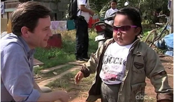 Pequeño fumador recuperado chantajea a su madre