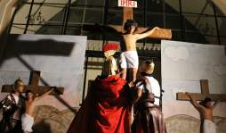 La pasión de Cristo en vivo en la parroquia San Pedro Apóstol