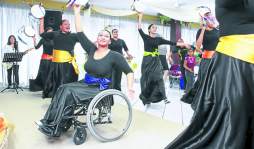 Carolina Pinett todo lo hace posible desde su silla de ruedas