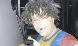 'Los políticos hacen llorar, yo hago reír”