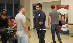 Hondureño perdió ambas manos, pero no el talento de pintor