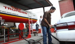 Costo de gasolina hace que los taxistas emigren al gas vehicular