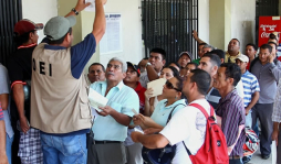 El desordenado calvario de la entrega de placas