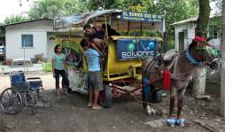Richard Rodríguez con su 'caballo publicista” enfrenta la adversidad