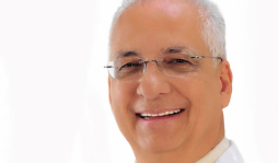 'Madrugo a ver el microscopio y mi esposa, a caminar”