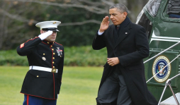 Obama vuelve a Washington, al borde del 'precipicio fiscal'
