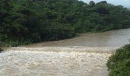 Río Lempa cubre el puente La Integración, inaugurado en 2009
