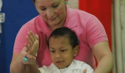 Hijo autista motiva a maestra de educación especial