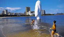Escultura invita a soñar en playa de Brasil