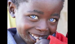 Foto del niño africano con ojos de zafiro