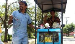 En mototaxis se pasean héroes y bandidos por obra de ingenioso pintor