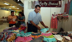 Deja trabajo de mecánico para hacer ropa interior
