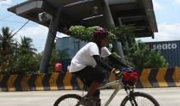 Alan Omar Hernández pedalea por el mundo para promover la paz