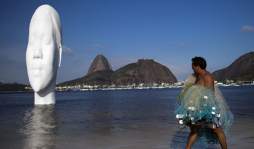 Escultura invita a soñar en playa de Brasil