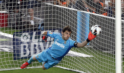 El arquero Iker Casillas será titular hoy con el Real Madrid ante el Valencia.