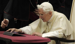 Papa Benedicto XVI envía su primer tweet