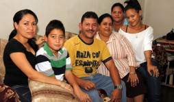 Iván Renderos, de las premiaciones por su canto a taxista