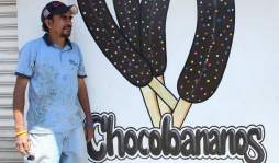 En mototaxis se pasean héroes y bandidos por obra de ingenioso pintor