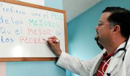 Médico es feliz haciendo reír a sus pacientes