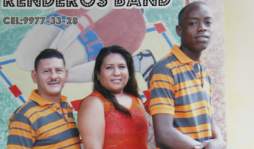 Iván Renderos, de las premiaciones por su canto a taxista