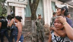 '¡Mire cómo está mi hijo... tirado como un perro!”