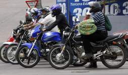 Honduras: Por tiempo indefinido prohíben a dos en motos
