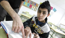 Adicto a leer diccionarios corrige a Larousse