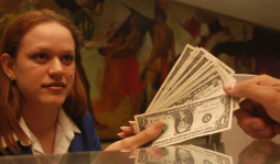 Balanza de servicios con déficit de $473 millones